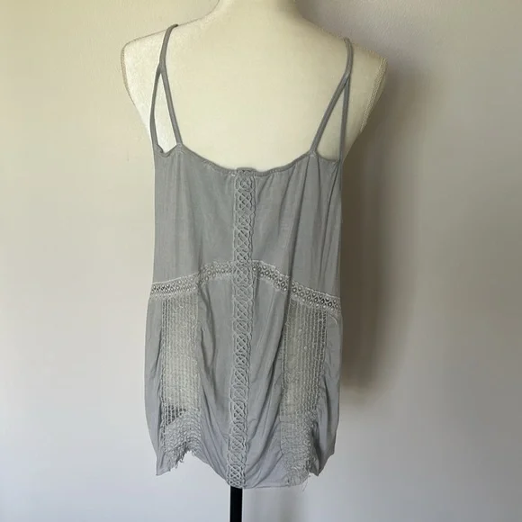 Woman’s POL lace tank - Picture 3 of 4